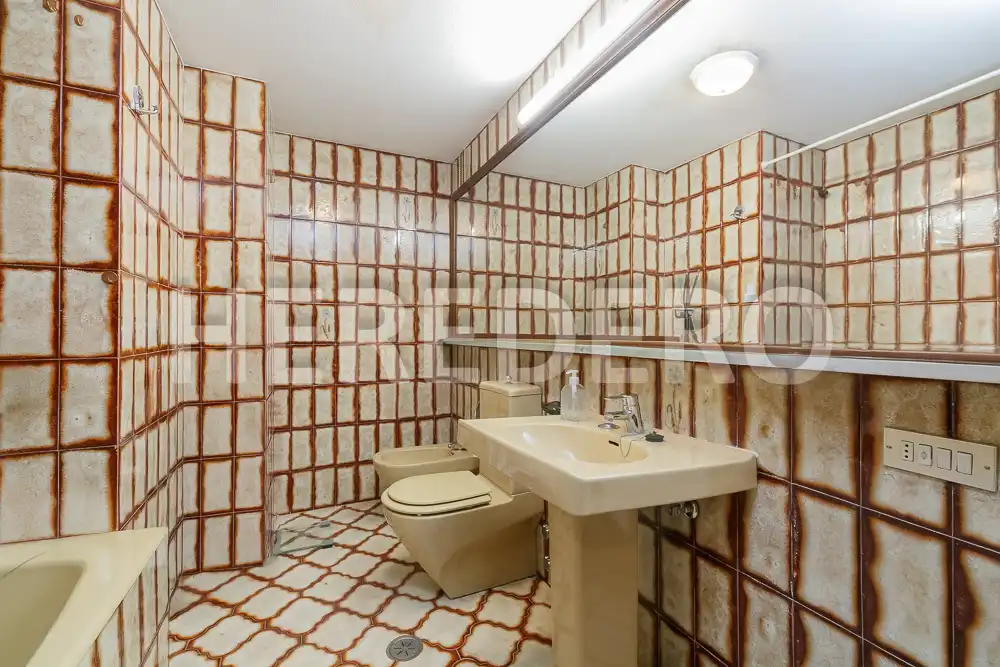 Bathroom of Flat for sale in Vigo   with Heating, Storage room and Balcony