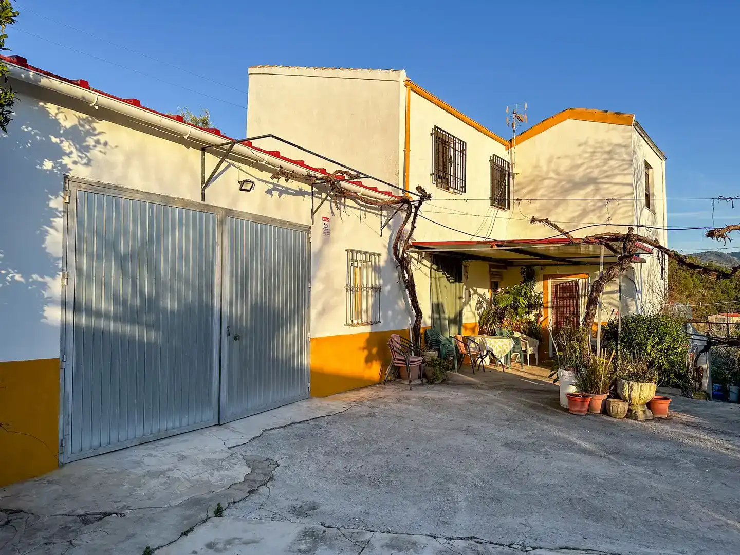 Vista exterior de Finca rústica en venda en Fuensanta de Martos amb Jardí privat, Traster i Piscina
