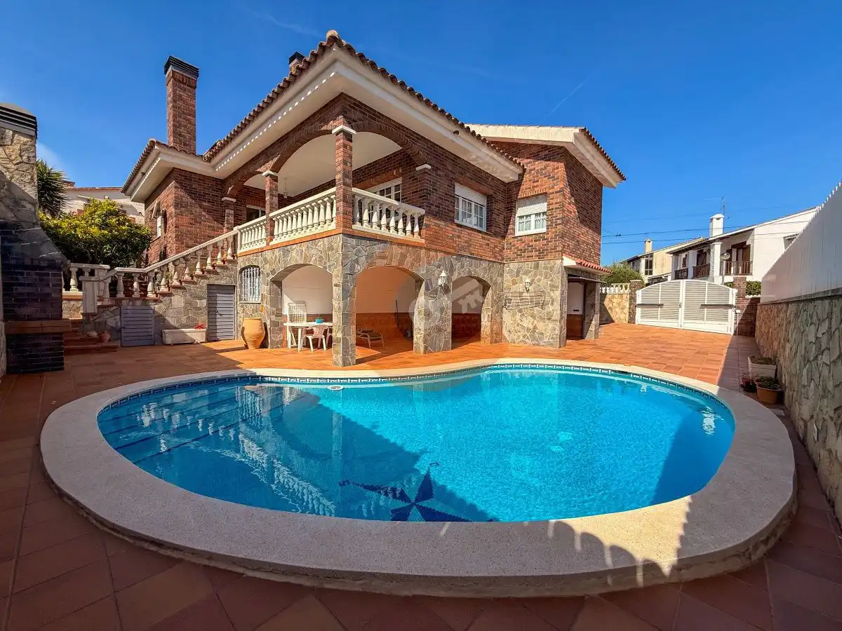 Piscina de Casa o xalet en venda en El Vendrell amb Calefacció, Jardí privat i Piscina