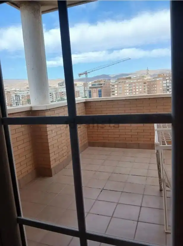 Terrassa de Pis de lloguer en Almería amb Terrassa i Moblat