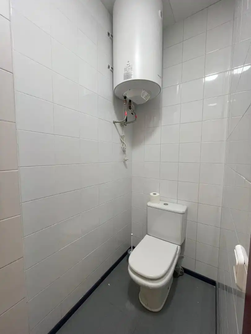 Baño de Local de alquiler en La Ràpita con Aire acondicionado
