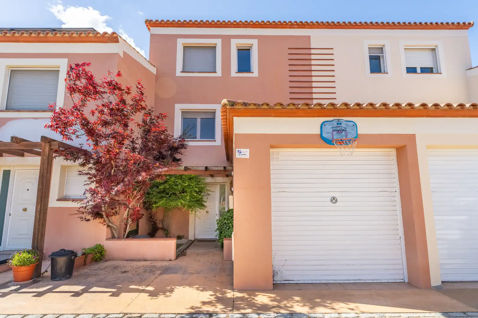 Vista exterior de Casa adosada en venda en Reus amb Aire condicionat, Calefacció i Jardí privat