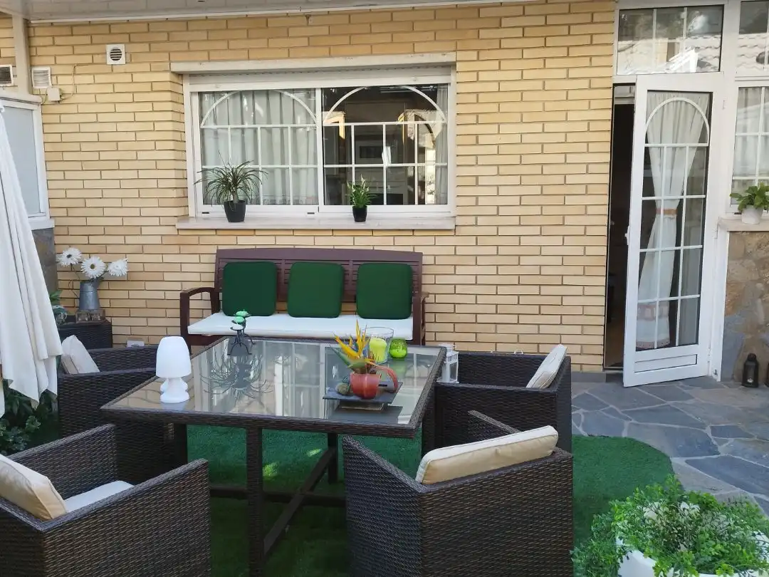 Casa aparellada amb jardí en venda a Pierineus 24
