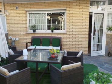 Casa bifamiliare con giardino in vendita a Carrer dels Pirineus 24