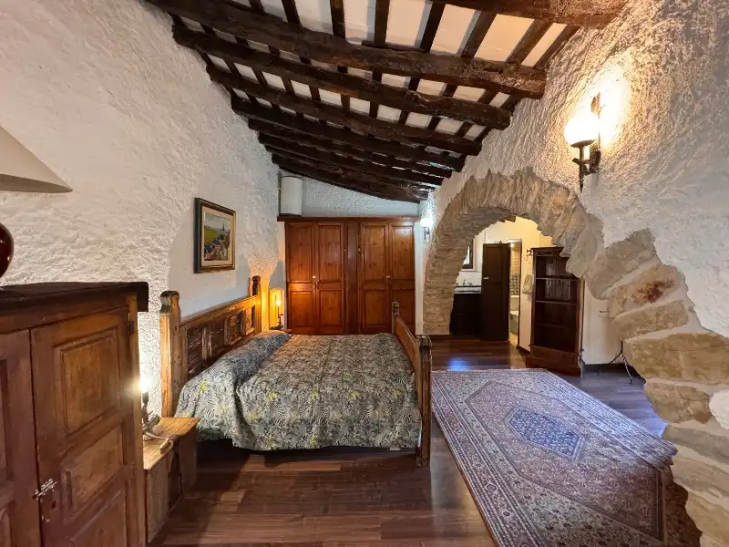 Habitación de Finca rústica en venta en Ullastret con Aire acondicionado, Calefacción y Jardín privado