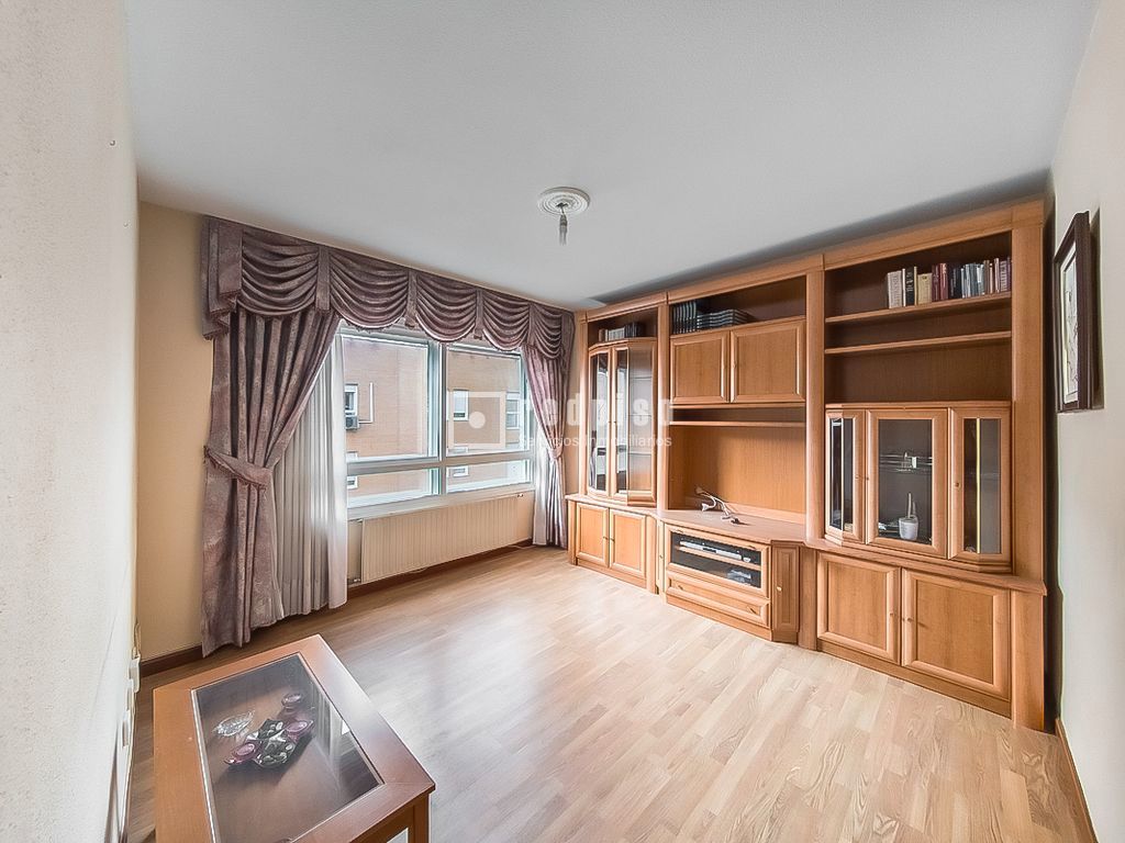 Sala de estar de Piso en venta en  Madrid Capital con Calefacción y Trastero