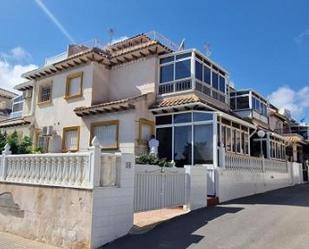 Vista exterior de Casa adosada en venda en Orihuela amb Aire condicionat, Terrassa i Balcó