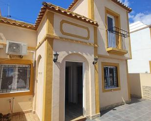 Vista exterior de Casa o xalet en venda en Torrevieja amb Aire condicionat, Calefacció i Jardí privat