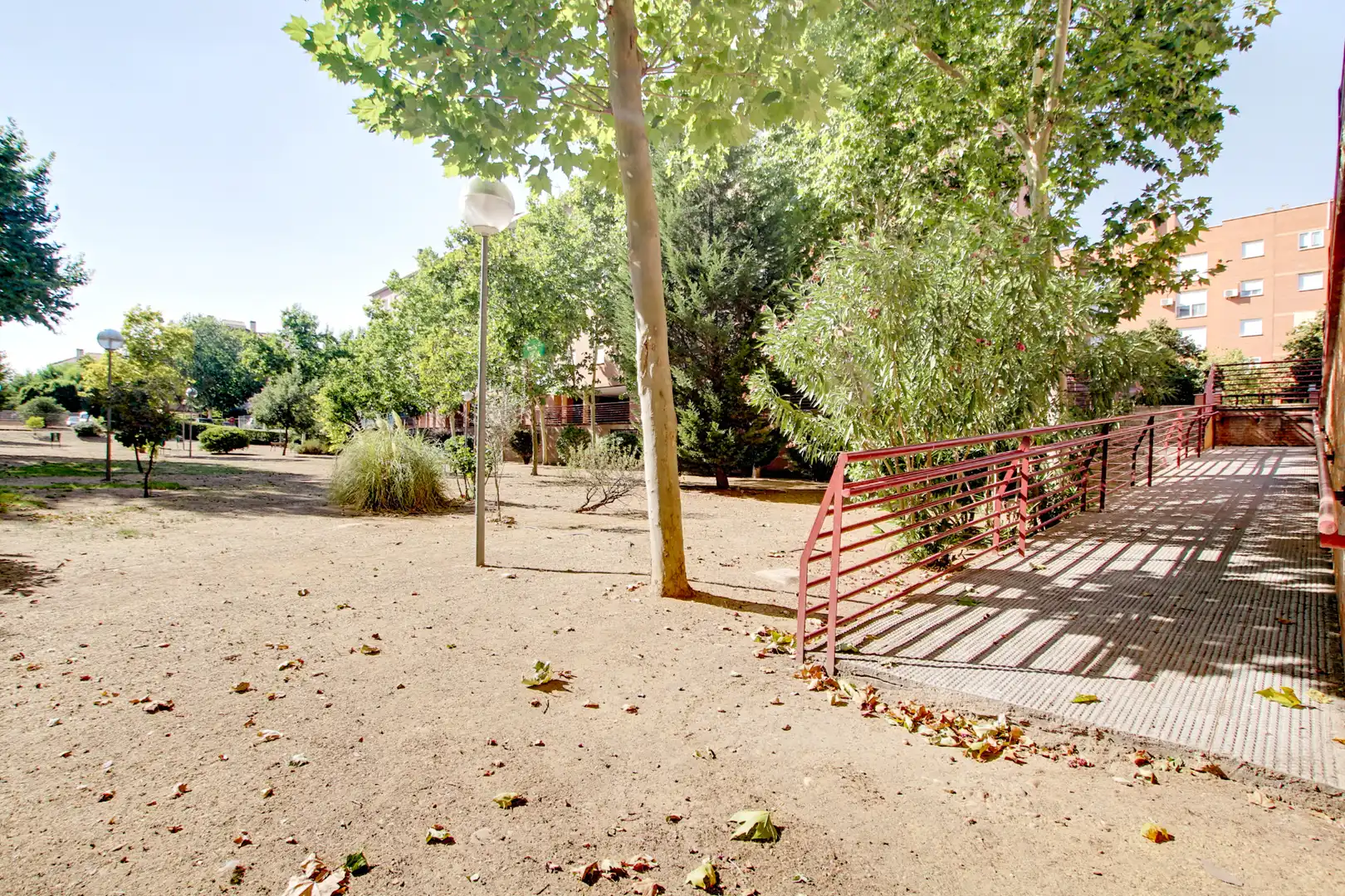 Vista exterior de Pis en venda en Alcalá de Henares amb Aire condicionat, Calefacció i Jardí privat