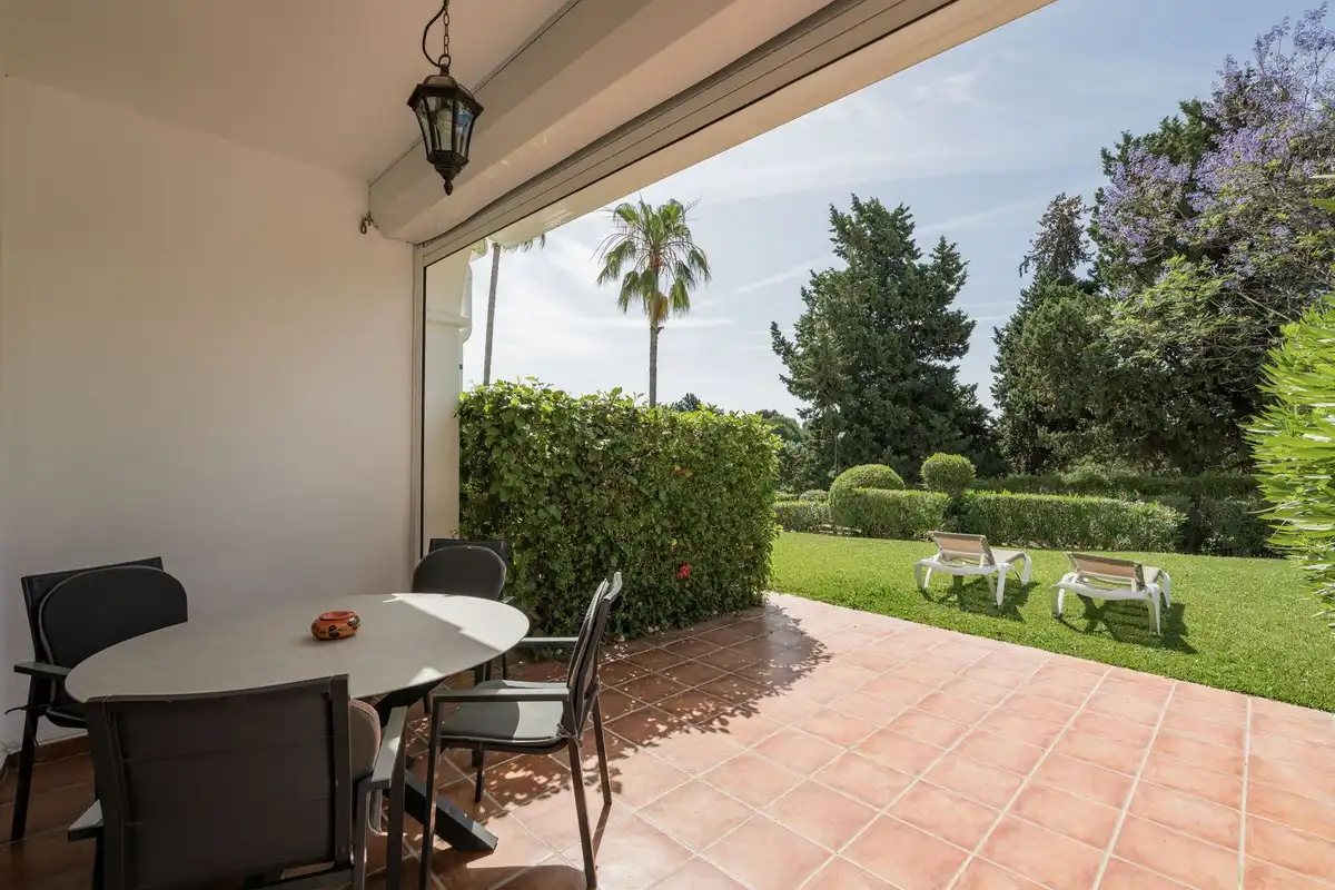 Terrasse von Einfamilien-Reihenhaus zum Verkauf in Marbella mit Klimaanlage, Privatgarten und Terrasse