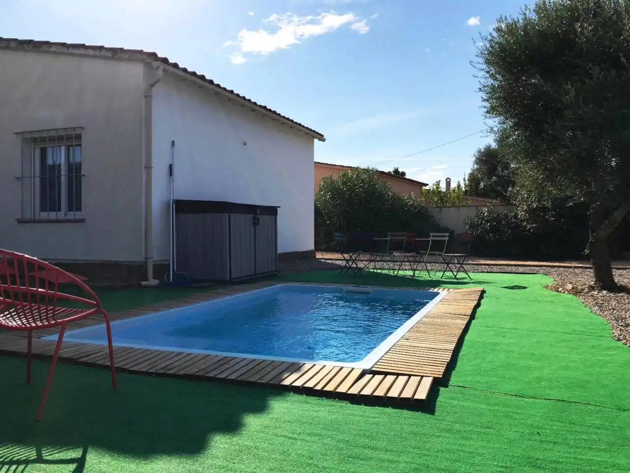 Detached house with pool for sale in Calle Urgell