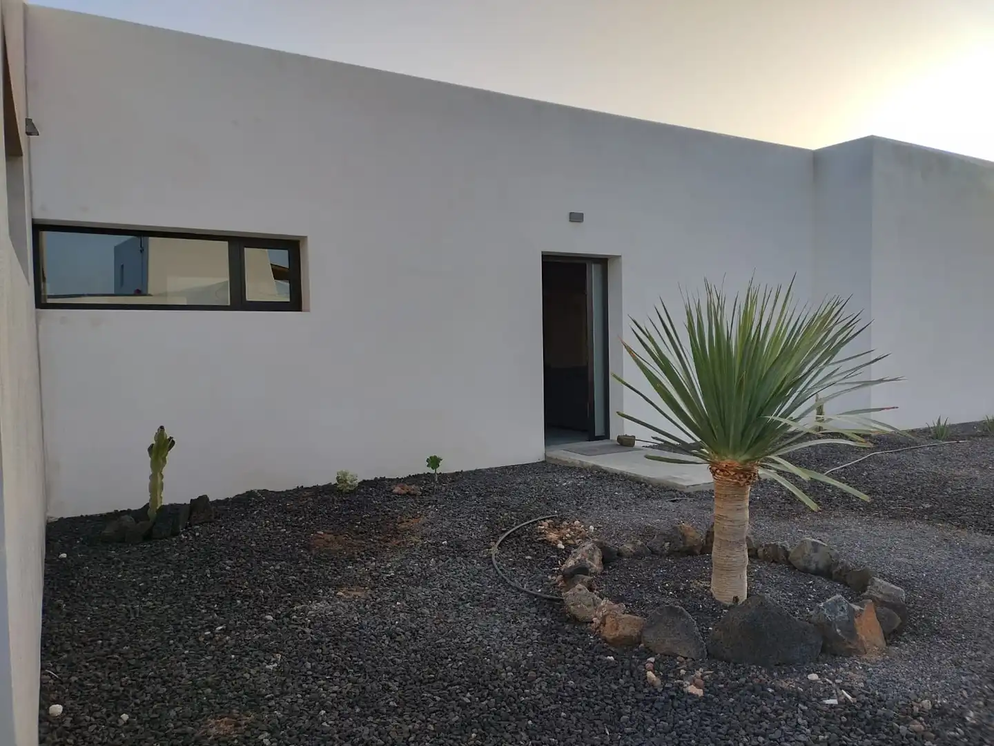 Vista exterior de Casa adosada en venda en La Oliva amb Jardí privat, Terrassa i Piscina