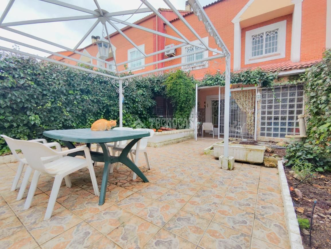 Terrassa de Casa adosada en venda en Arroyomolinos (Madrid) amb Aire condicionat, Calefacció i Jardí privat