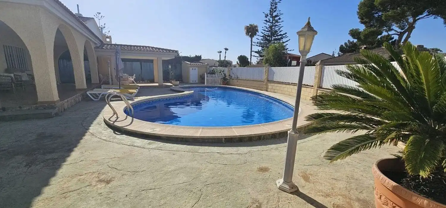 Piscina de Casa o xalet en venda en Orihuela amb Aire condicionat, Jardí privat i Terrassa