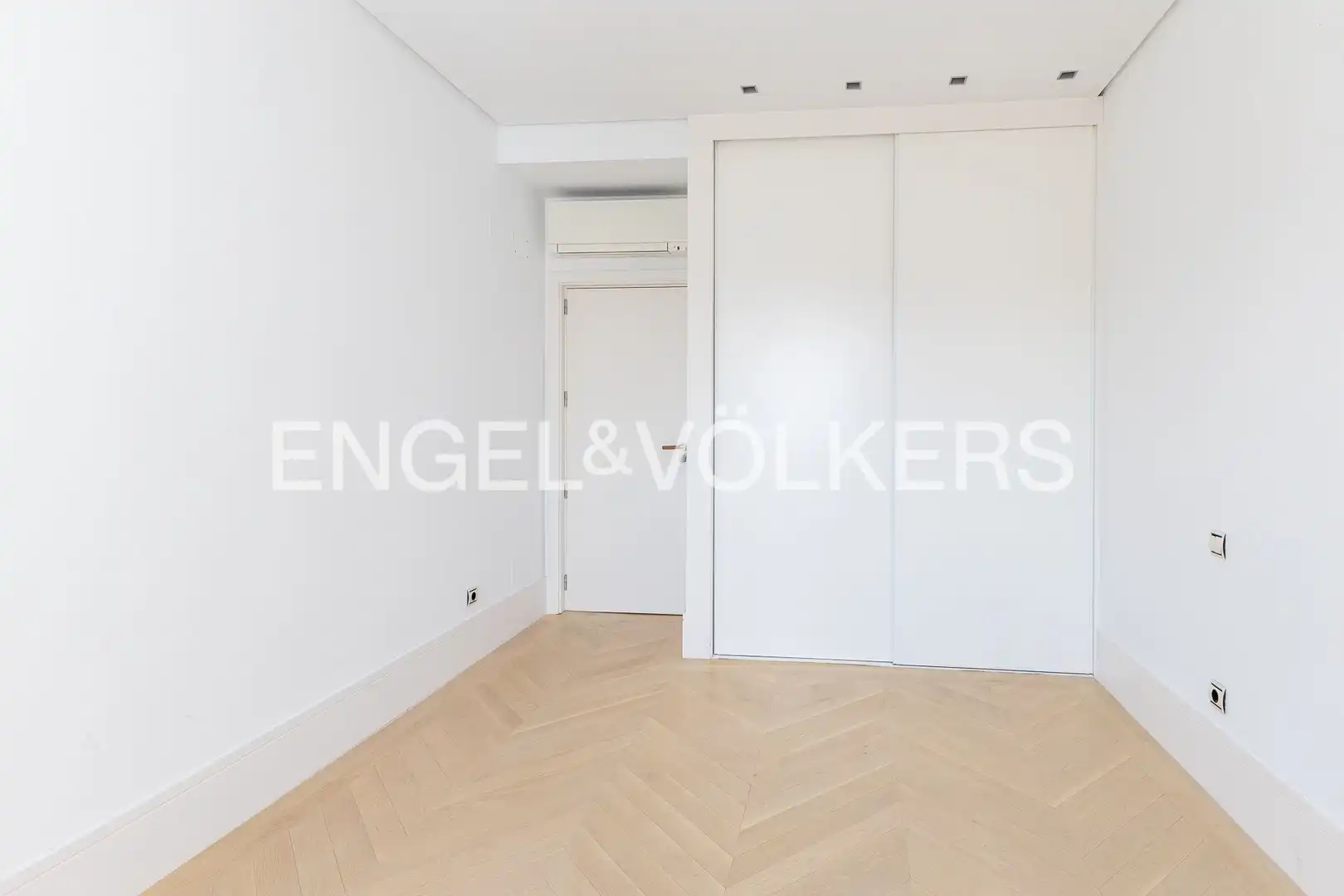 Schlafzimmer von Dachboden zur Miete in Madrid mit Klimaanlage, Heizung und Terrasse