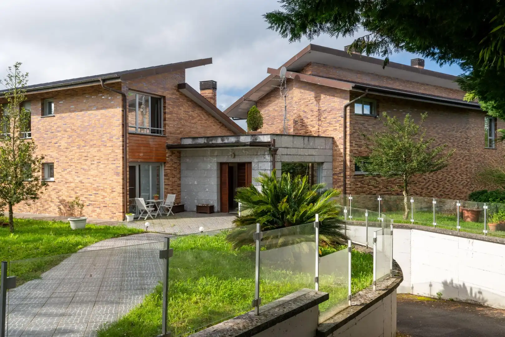 Vista exterior de Casa adosada en venta en Donostia - San Sebastián  con Calefacción, Jardín privado y Terraza