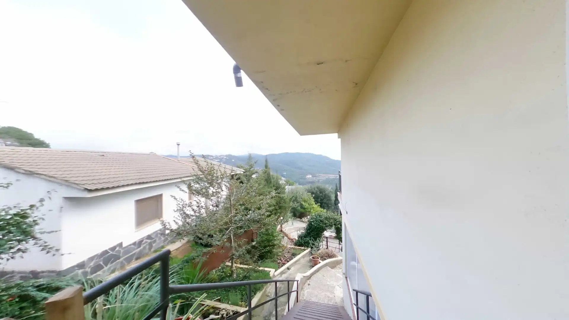 Vista exterior de Casa o xalet en venda en Castellar del Vallès amb Aire condicionat, Calefacció i Jardí privat