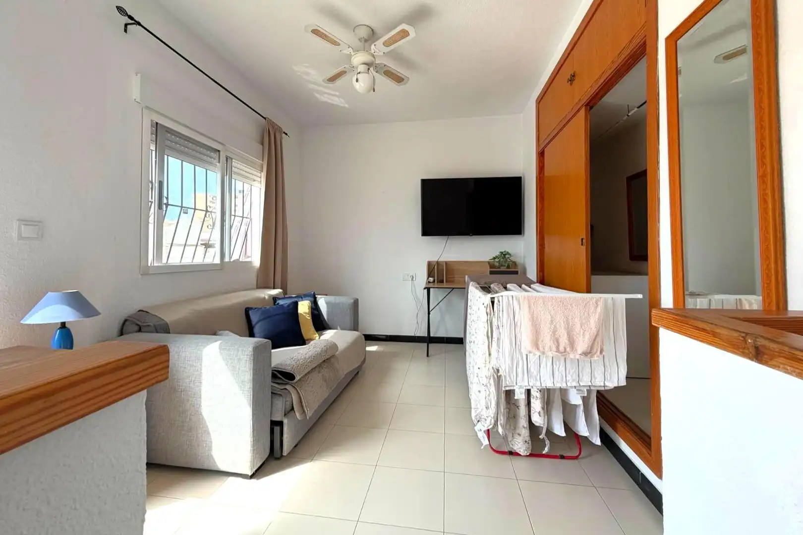 Wohnzimmer von Einfamilien-Reihenhaus zum Verkauf in Torrevieja mit Klimaanlage, Heizung und Terrasse