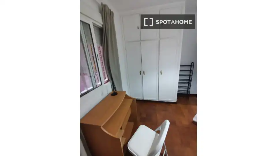 Schlafzimmer von Wohnung zur Miete in Madrid mit Klimaanlage, Heizung und Möbliert