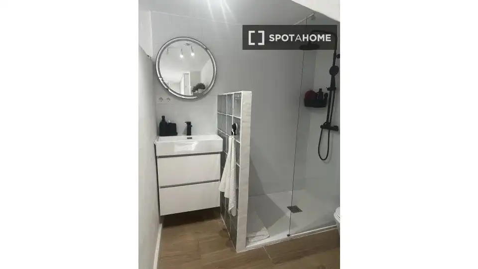 Bathroom of Flat for rent in Oliva  with Air Conditioner, Heating and Furnished
