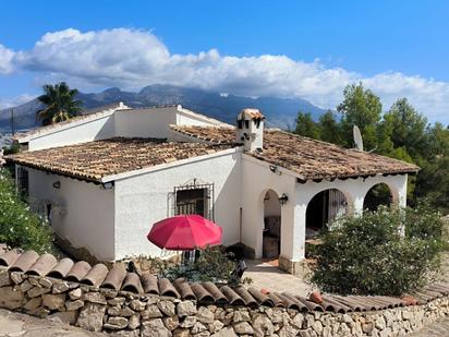 Vista exterior de Casa o xalet en venda en La Nucia amb Aire condicionat, Terrassa i Piscina