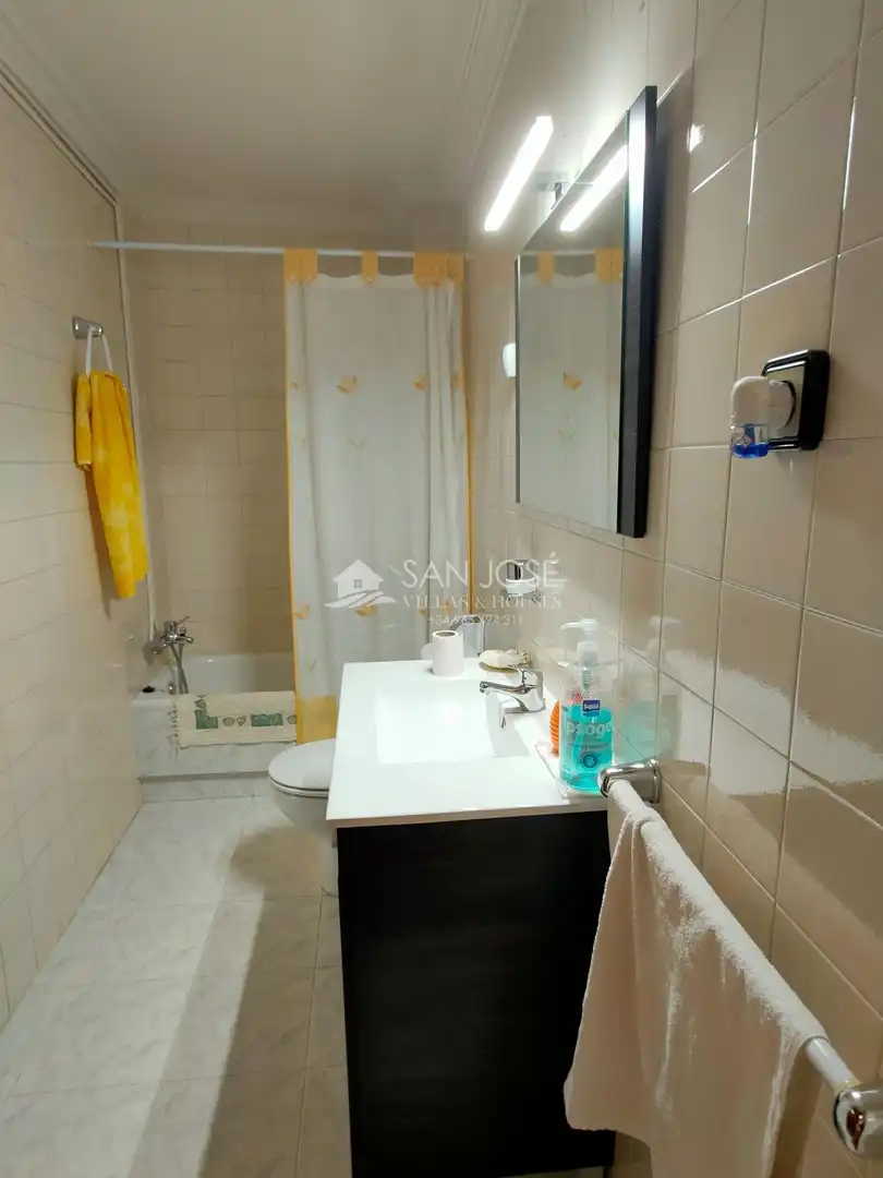 Bany de Pis en venda en Aspe amb Terrassa, Traster i Balcó