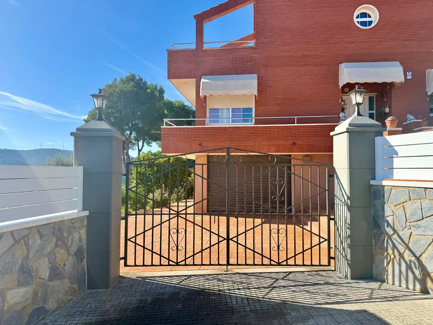 Vista exterior de Casa o chalet en venta en Vallirana con Jardín privado, Terraza y Horno