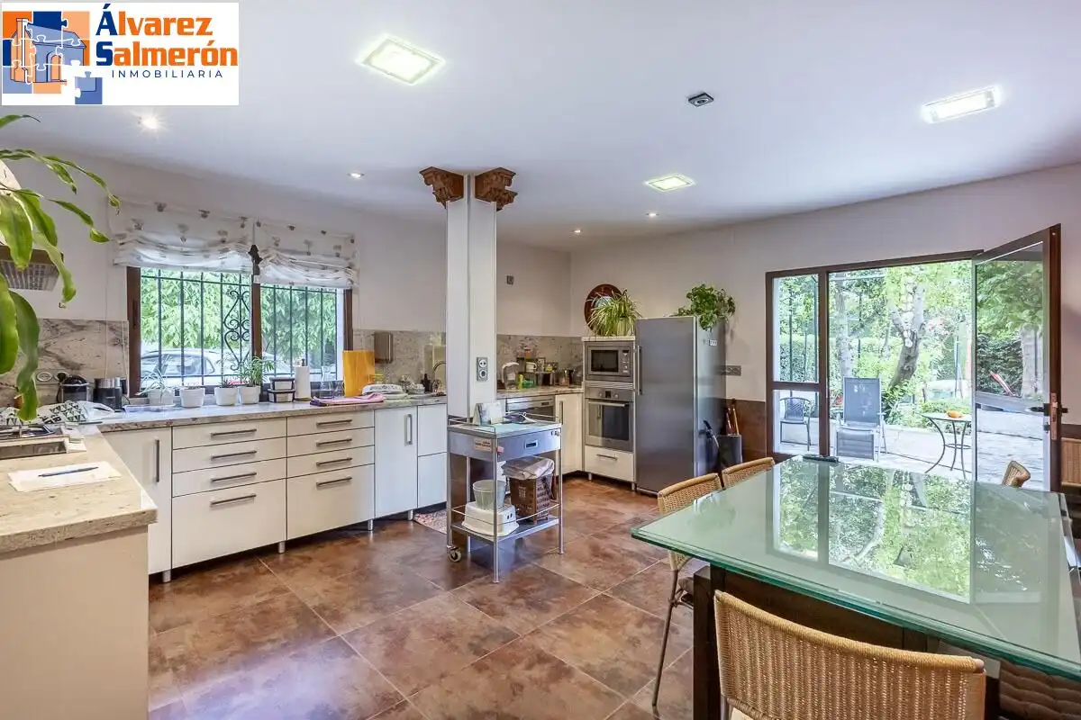 Cocina de Casa o chalet en venta en Huétor Vega con Aire acondicionado, Calefacción y Jardín privado