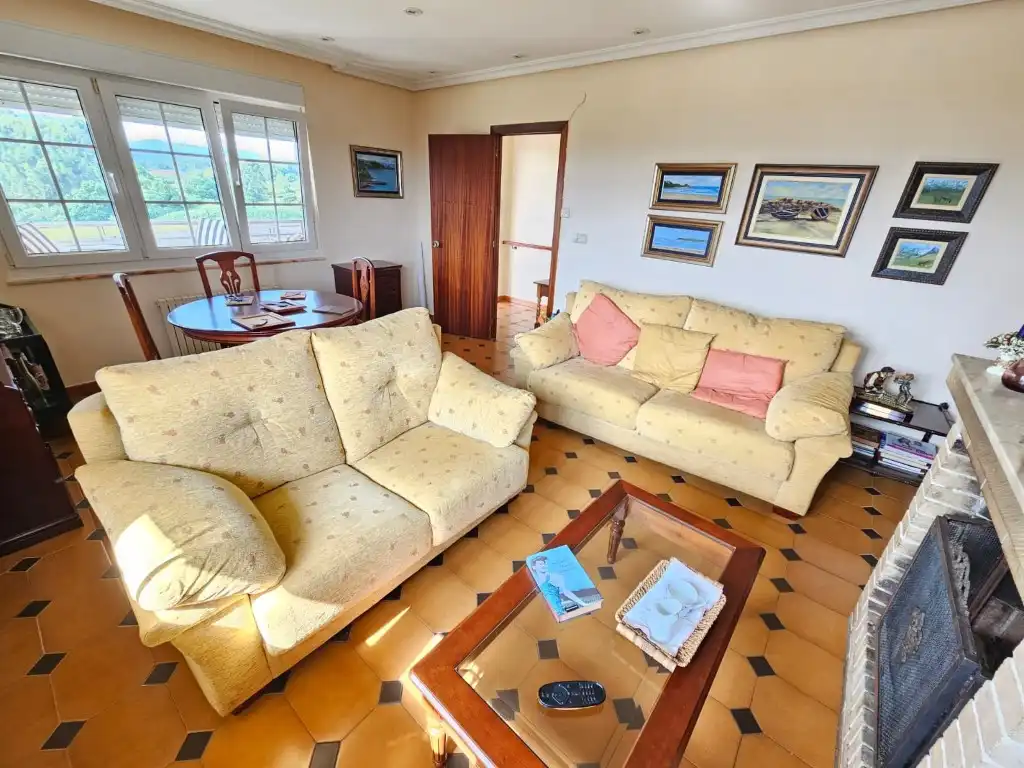 Sala d'estar de Casa o xalet en venda en Castrillón