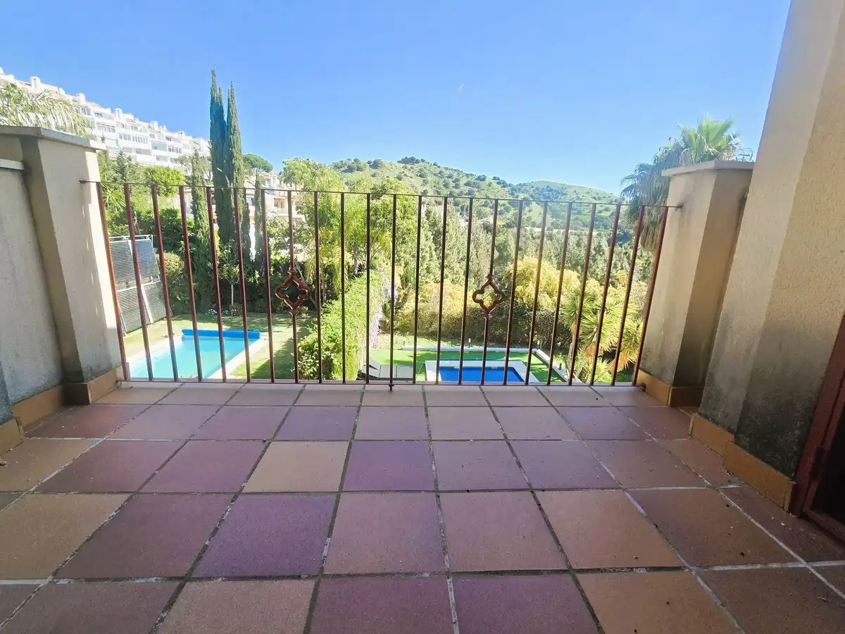 Außenansicht von Einfamilien-Reihenhaus zum Verkauf in Mijas mit Klimaanlage, Heizung und Privatgarten