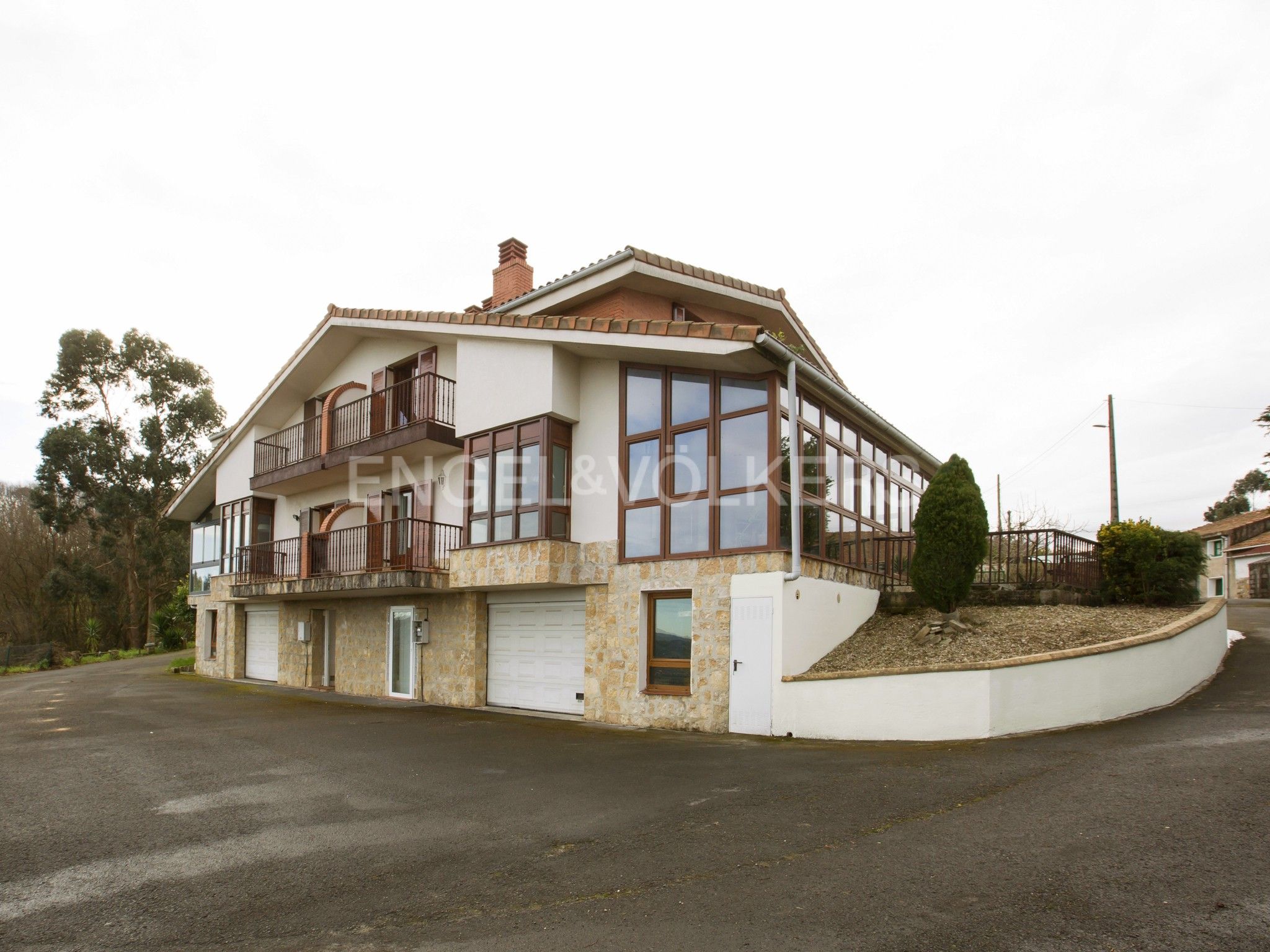 Vista exterior de Casa o xalet en venda en Sondika amb Calefacció, Jardí privat i Parquet