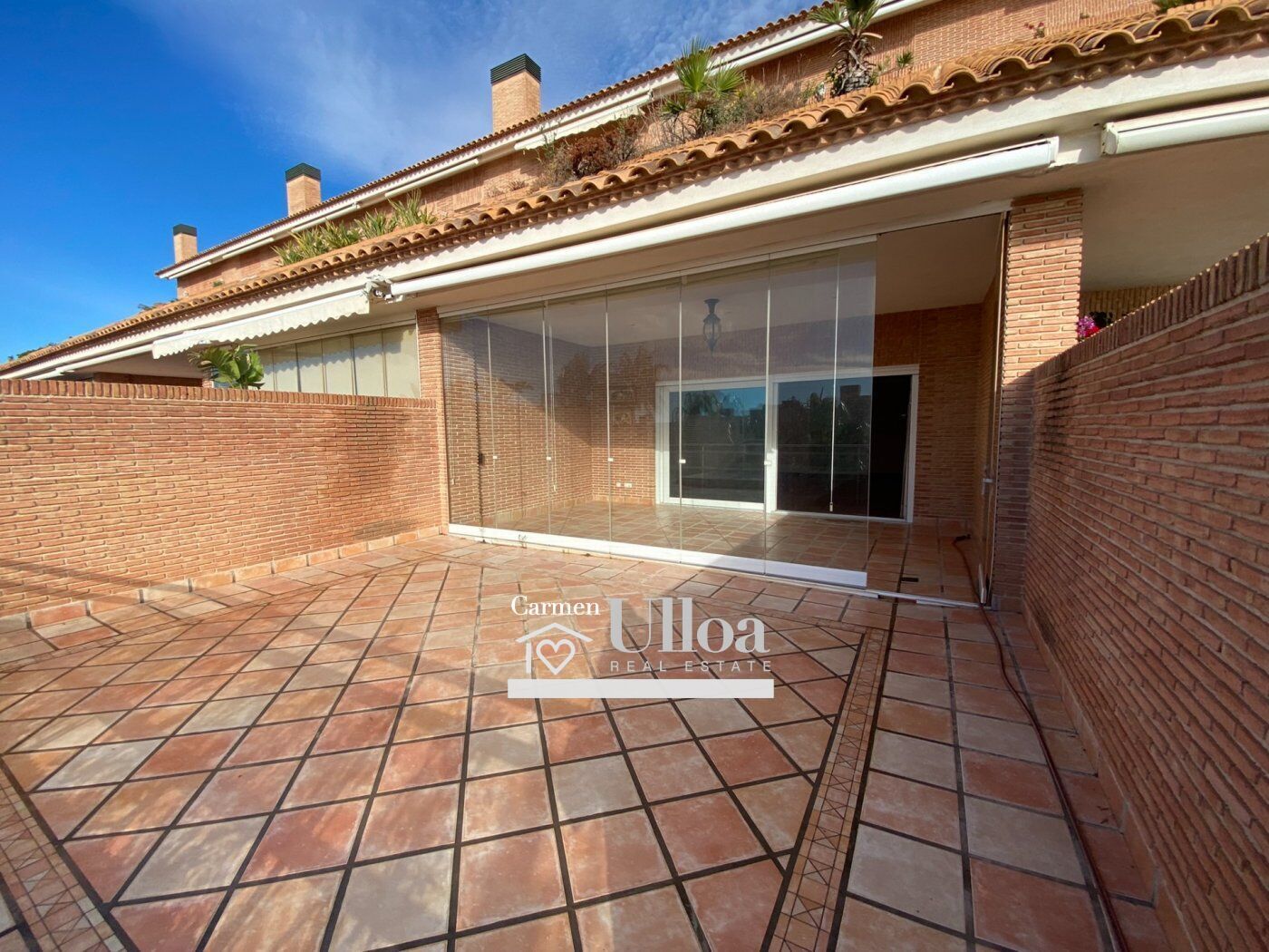 Vista exterior de Casa adosada en venda en Alicante / Alacant amb Aire condicionat, Calefacció i Jardí privat