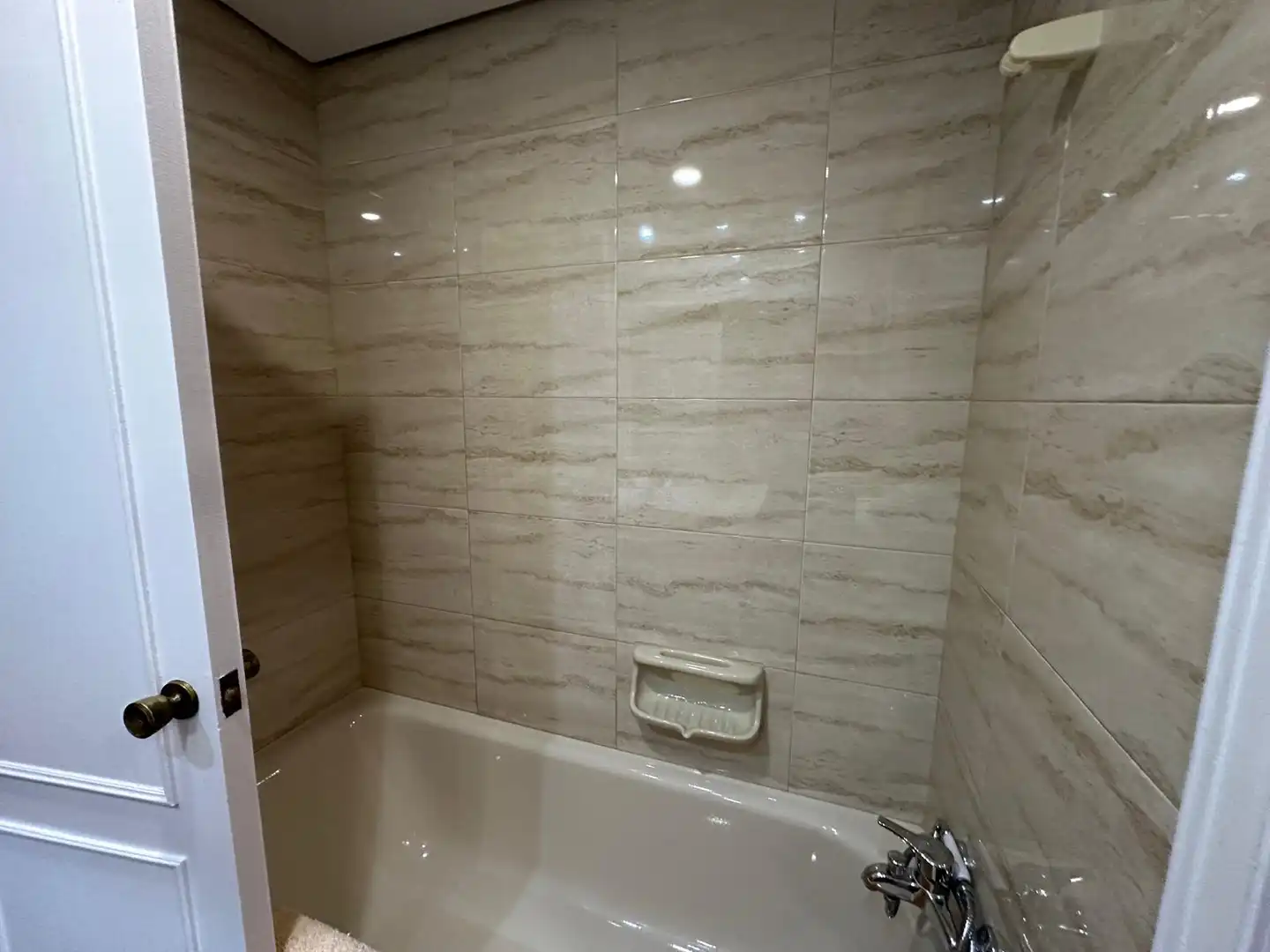 Bathroom of Flat for sale in Madrid  with Parquet flooring, Terrace and Storage room