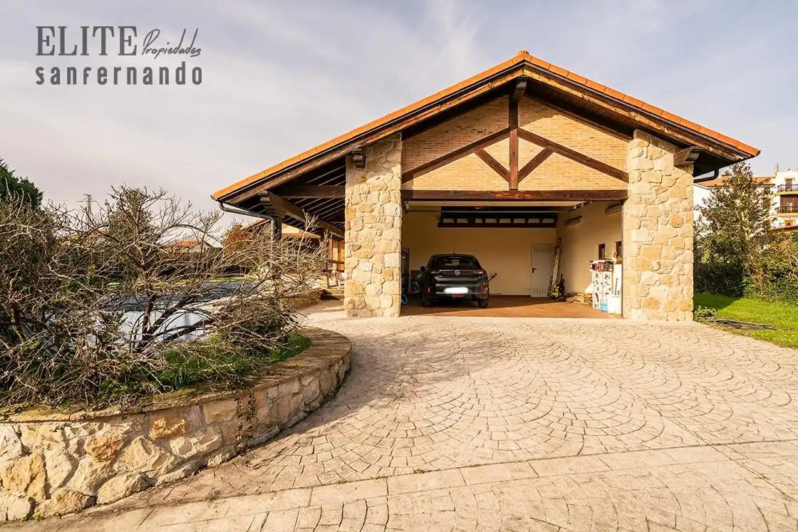 Vista exterior de Casa o xalet en venda en Santillana del Mar amb Calefacció, Jardí privat i Piscina