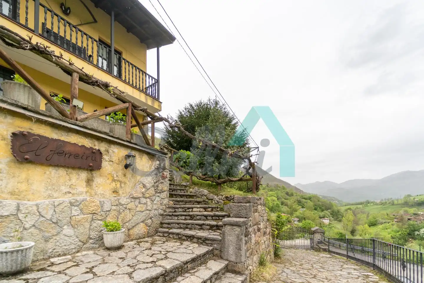 Vista exterior de Casa o chalet en venta en Quirós con Calefacción, Jardín privado y Terraza