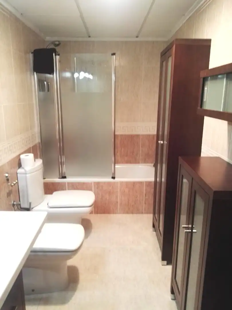 Baño de Piso en venta en Granada con Aire acondicionado, Calefacción y Amueblado