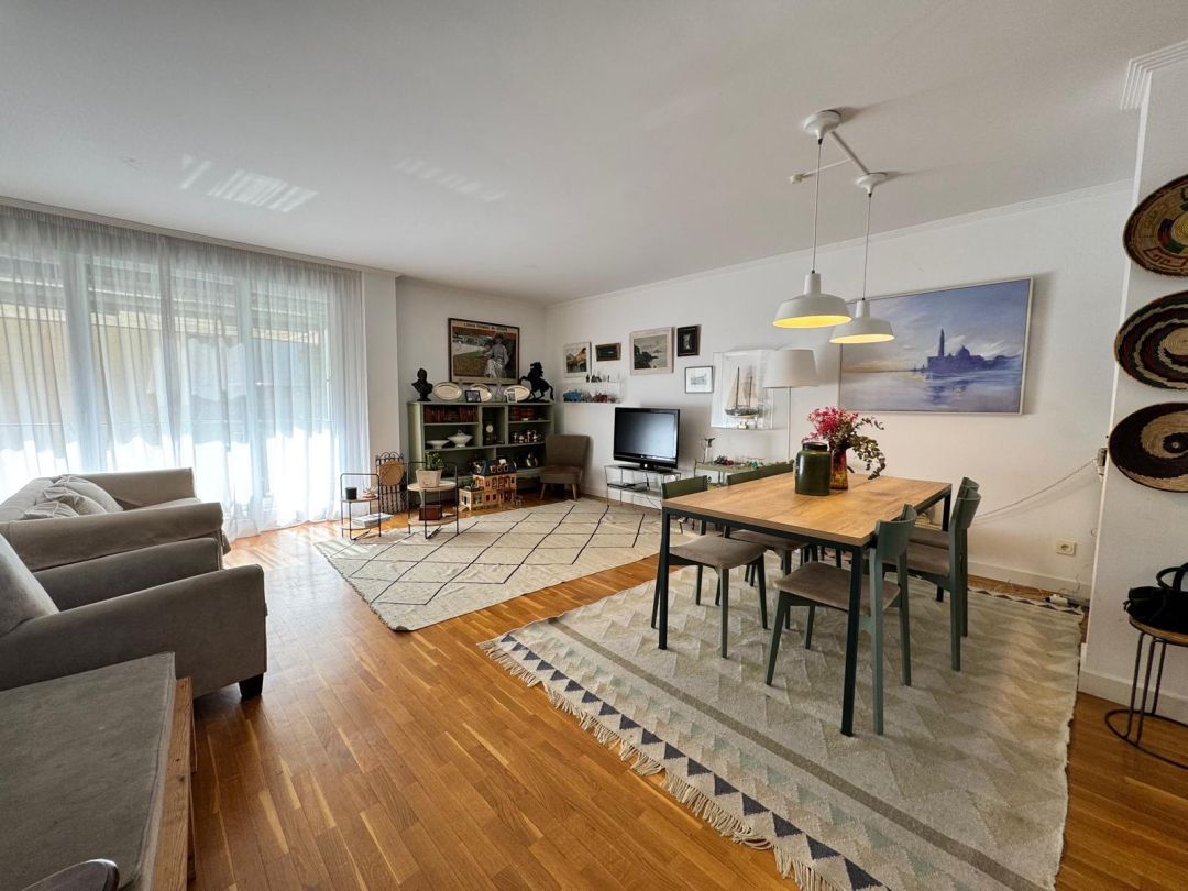 Sala d'estar de Pis en venda en Donostia - San Sebastián  amb Calefacció, Terrassa i Balcó