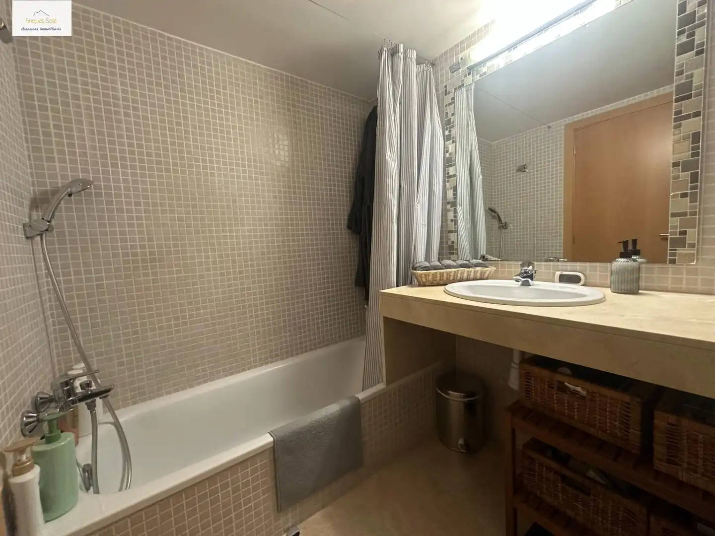 Badezimmer von Einfamilien-Reihenhaus zum Verkauf in Cabrils mit Klimaanlage, Heizung und Privatgarten