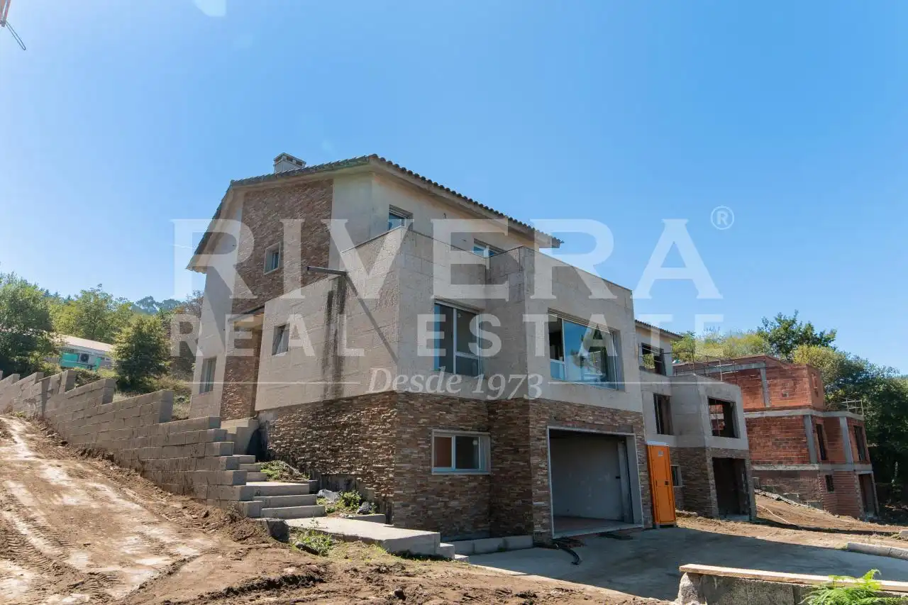 Vista exterior de Casa o xalet en venda en Gondomar amb Calefacció, Jardí privat i Terrassa