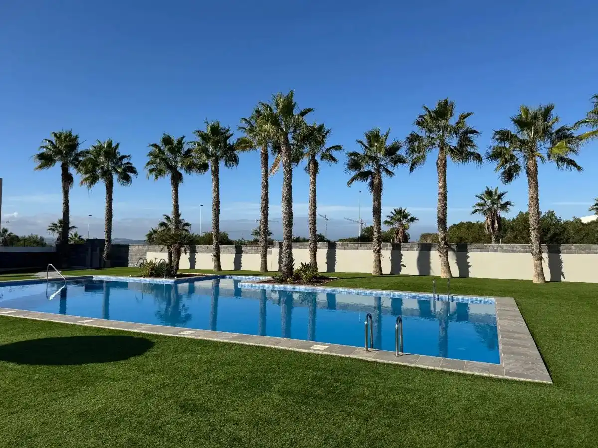 Piscina de Casa adosada en venta en Torrevieja con Aire acondicionado, Jardín privado y Amueblado