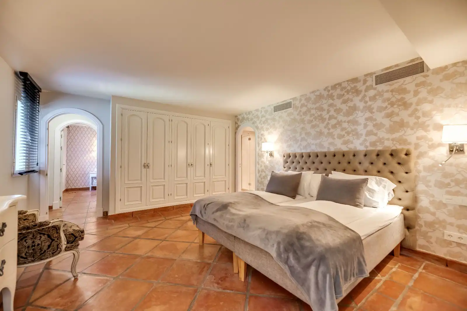 Dormitori de Casa o xalet en venda en Marbella amb Aire condicionat, Jardí privat i Terrassa