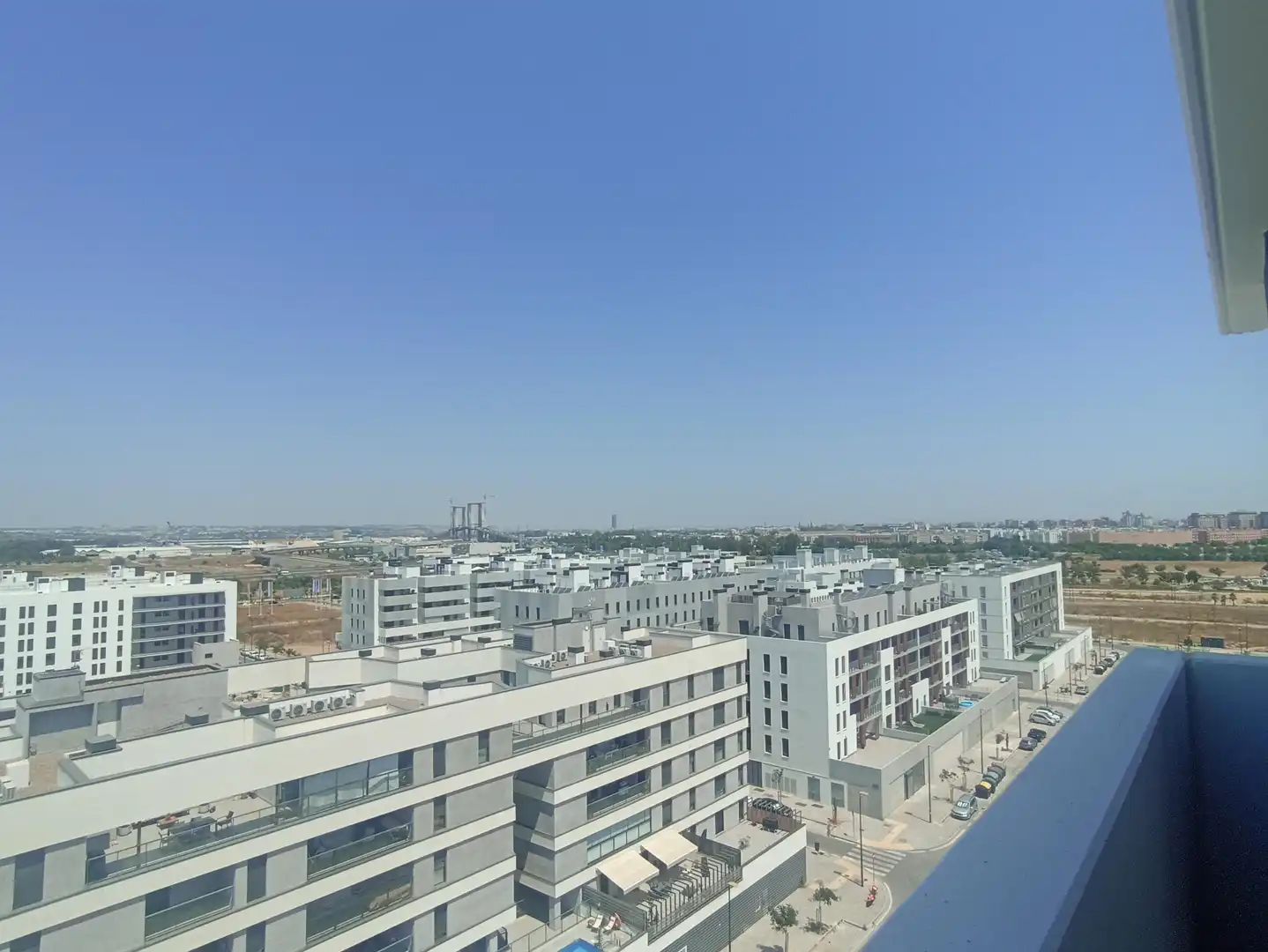 Außenansicht von Wohnung zur Miete in Sevilla mit Klimaanlage, Terrasse und Abstellraum