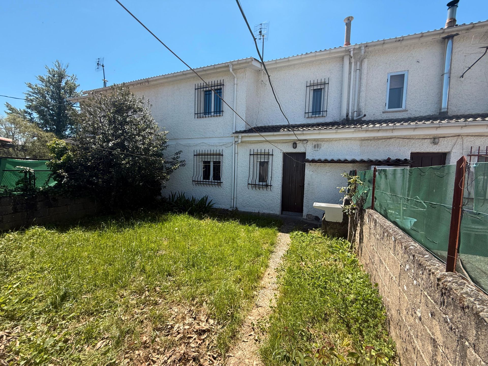 Vista exterior de Casa adosada en venda en Boñar amb Calefacció, Jardí privat i Parquet