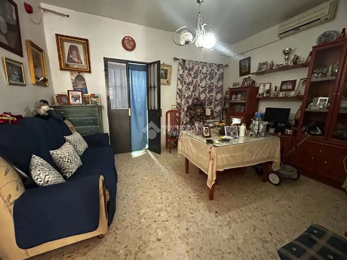 Wohnzimmer von Einfamilien-Reihenhaus zum Verkauf in La Rinconada mit Klimaanlage und Heizung