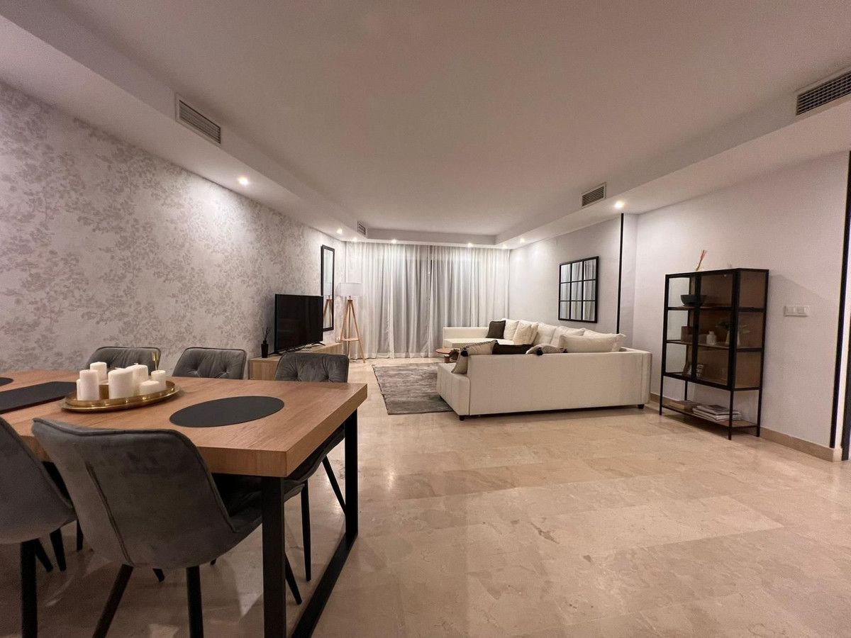 Sala d'estar de Planta baixa de lloguer en Marbella amb Aire condicionat, Jardí privat i Terrassa