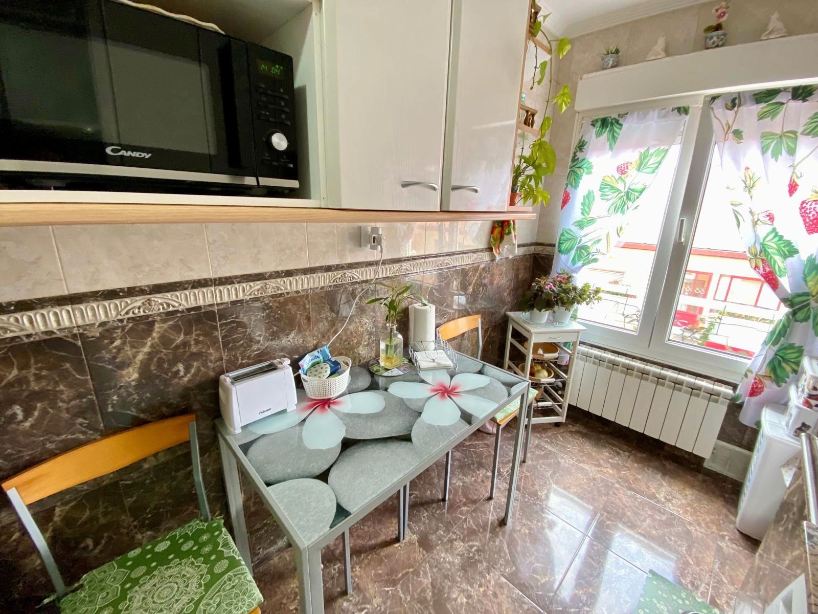 Cuina de Pis en venda en Gijón  amb Calefacció, Parquet i Forn