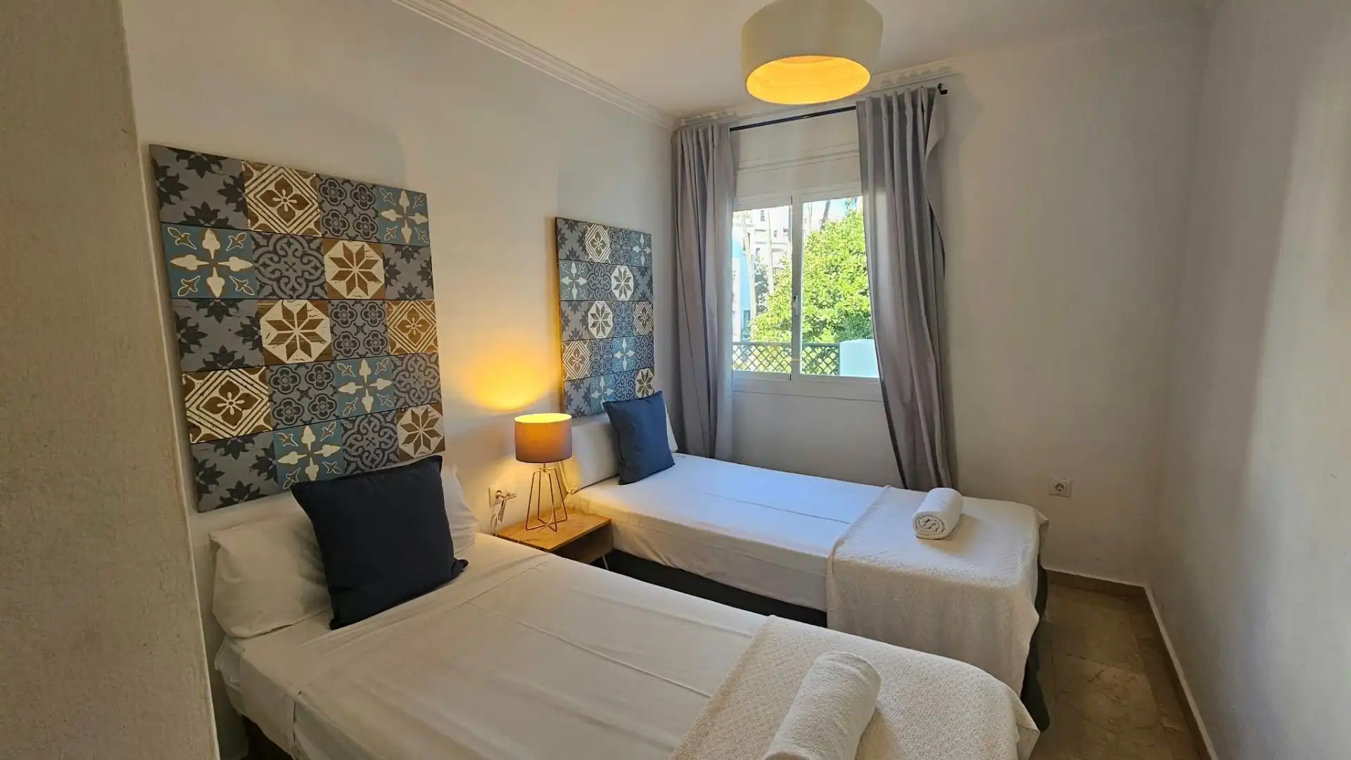 Schlafzimmer von Wohnungen zur Miete in Marbella mit Klimaanlage, Terrasse und Möbliert