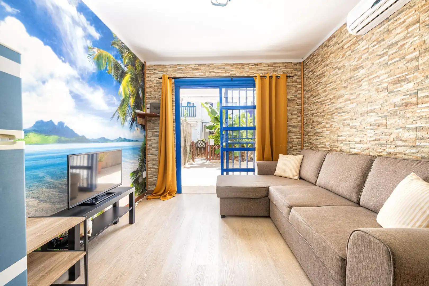 Sala de estar de Casa adosada en venta en San Bartolomé de Tirajana con Aire acondicionado, Jardín privado y Terraza