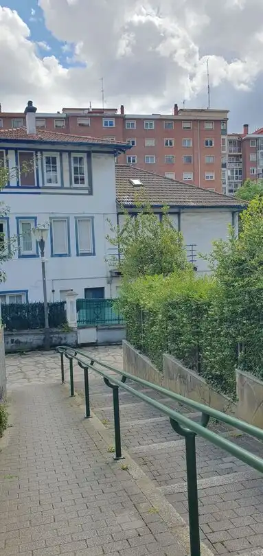 Vista exterior de Casa adosada en venda en Bilbao  amb Aire condicionat, Calefacció i Jardí privat