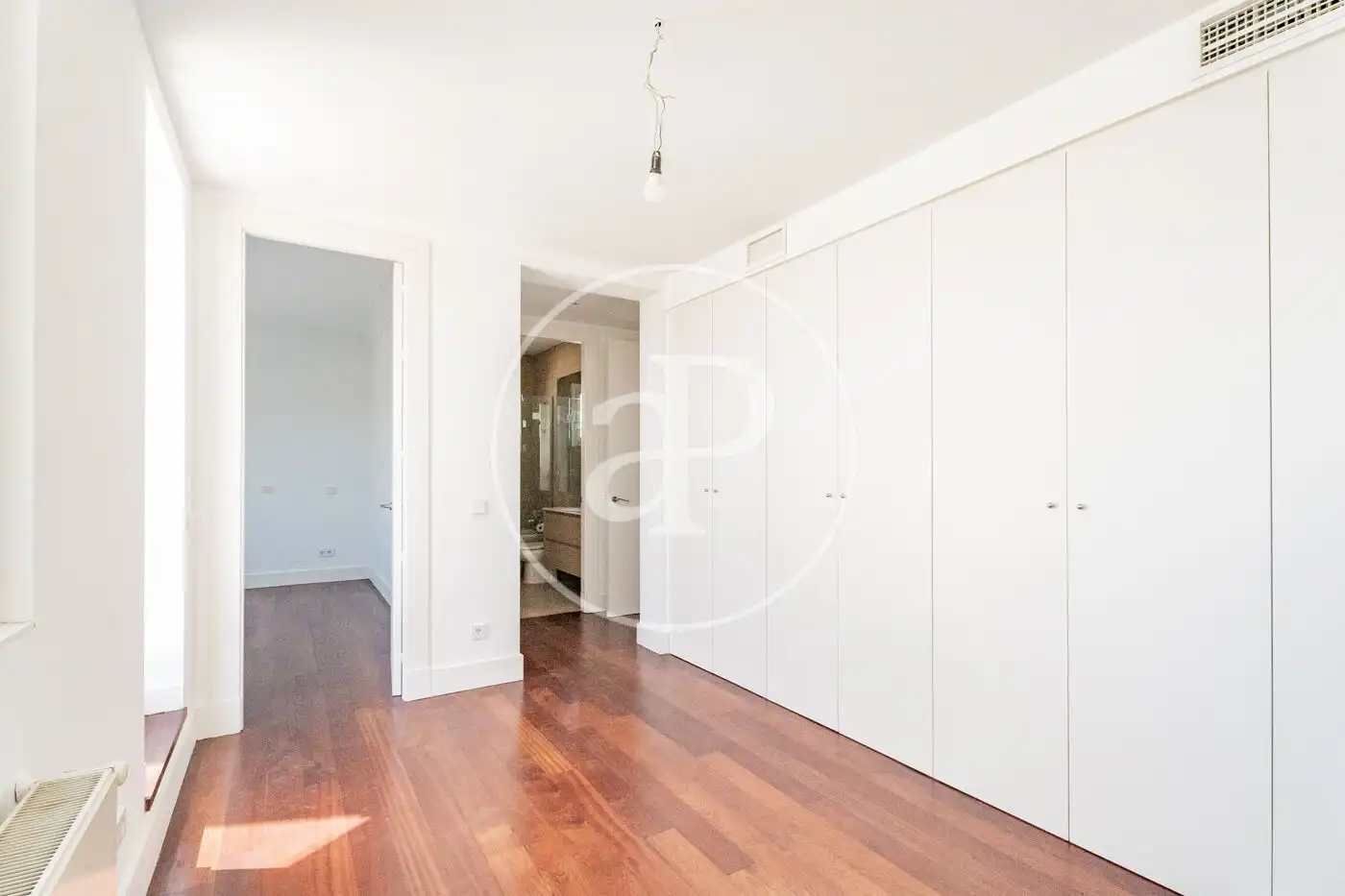 Schlafzimmer von Dachboden zur Miete in Madrid mit Klimaanlage, Heizung und Terrasse